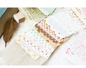 Details der dekorativen Papierstreifen im Vintage-Stil mit Blumen- und Karomustern