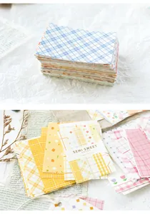 Detail von 50 Blättern dekorativem Scrapbooking-Papier mit Blumen- und Punktmustern