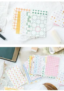 Detail von dekorativem Scrapbooking-Papier mit bunten Gitter- und Blumenmustern
