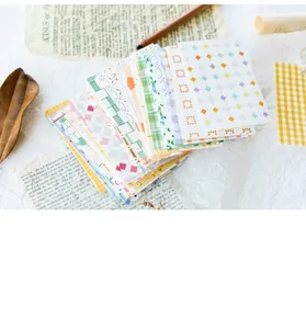 Makroaufnahme verschiedener bunter Scrapbooking-Papiere mit Blumen- und Geometriemustern