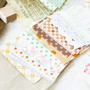 Bunte dekorative Papierstreifen mit Karomuster und Blumen für Scrapbooking-Alben