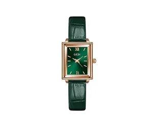 Makro-Detail von rechteckigem Roségold-Gehäuse mit grünem Zifferblatt und Lederarmband