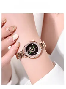 Détail d'une montre à quartz rose doré avec lunette en cristal et cadran vert soleil