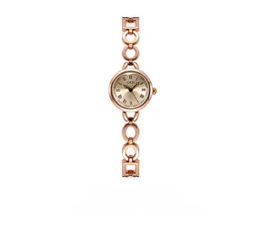 Dettaglio dell'orologio da donna oro rosa con quadrante piccolo e cinturino a maglie metalliche