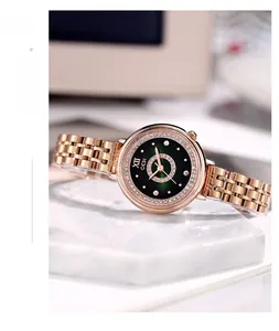 Détail de montre pour femme en or rose avec cadran vert et lunette sertie de cristaux
