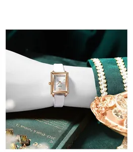 Nahaufnahme der eleganten quadratischen Roségold-Uhr mit grünem Lederarmband