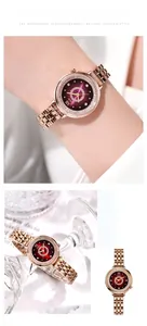 Détail de montre en or rose avec lunette sertie de cristaux et cadran bordeaux étoilé