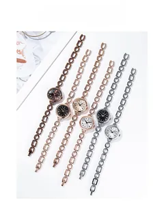 Cinque eleganti orologi da donna con cinturino a catena e quadranti con numeri romani