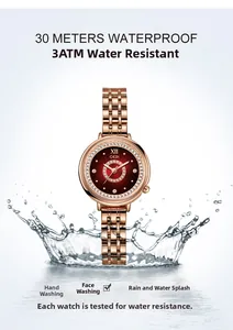 Gros plan d'une montre GEDI or rose avec strass et effet d'éclaboussures d'eau réels