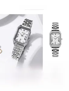 Détail d'une montre femme octogonale argentée avec bracelet métal et guichet date