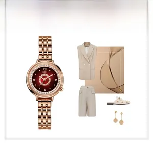 Détail de montre GEDI or rose avec cadran rouge étoilé et lunette en strass