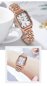 Détail d'une montre rectangulaire or rose avec chiffres romains et guichet date