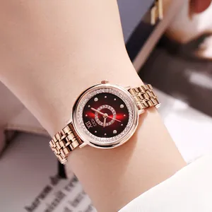 Montre femme élégante or rose avec lunette en cristal et cadran rouge dégradé raffiné