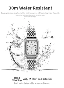 Vue macro d'une montre carrée en argent à quartz avec date sous une gerbe d'eau