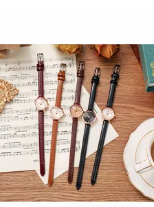 Ensemble détaillé de montres à quartz élégantes pour femmes avec bracelets fins en cuir en cinq couleurs