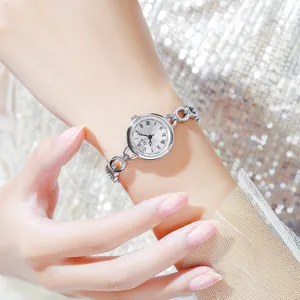 Orologio GEDI in argento con cinturino a catena e numeri romani al polso di una modella
