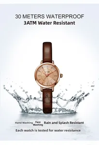 Gros plan d'une montre à quartz étanche en or rose montrant la résistance aux éclaboussures