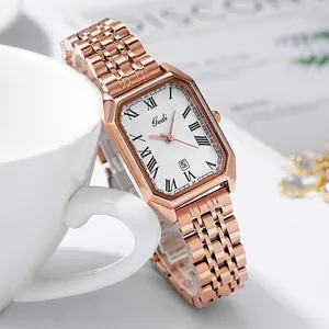 Montre femme rectangulaire en or rose avec cadran romain blanc et affichage de date