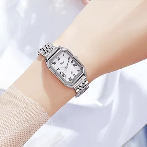 Montre carrée argentée avec chiffres romains et bracelet en acier sur poignet femme
