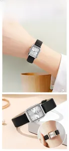 Détail du cadran rectangulaire GEDI avec chiffres romains et bracelet en cuir noir