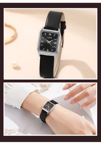 Gros plan d'une montre carrée élégante avec bracelet en cuir noir et chiffres romains