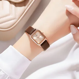 Montre rectangulaire élégante en or rose avec cadran rose et bracelet en cuir marron