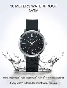 Gros plan d'une montre à quartz étanche avec cadran noir et boîtier argenté dans l'eau