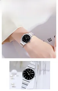 Détail d'une montre quartz GEDI avec bracelet en acier argenté et cadran noir au poignet