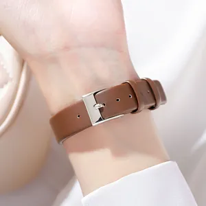 Montre carrée élégante avec bracelet en cuir marron et boucle argentée au poignet