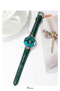 Details von grünem achteckigem Zifferblatt mit Goldgehäuse und Lederarmband