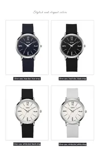 Vue macro de quatre montres à quartz minimalistes avec bracelet en silicone et boîtier