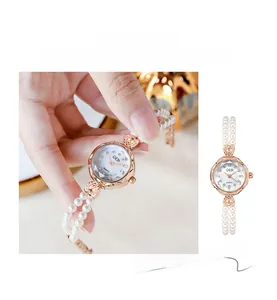 Detailansicht der Damenuhr mit Perlenarmband und facettiertem Glaszifferblatt