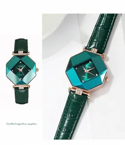 Details einer grünen achteckigen Uhr mit Roségoldgehäuse und Smaragd-Lederarmband