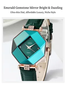 Nahaufnahme der smaragdgrünen achteckigen Uhr mit Roségold-Gehäuse und Lederarmband