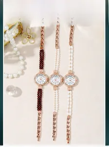 Detailansicht luxuriöser roségoldener Quarzuhren mit eleganten Perlenarmband-Optionen