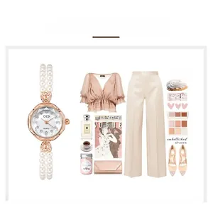 Elegante Quarzuhr mit Perlenarmband, gestylt mit Damenbekleidung und Parfum