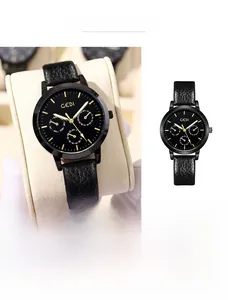 Gros plan d'une montre noir et or à trois cadrans avec bracelet en cuir et boîtier métal
