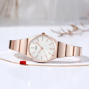 Montre élégante en or rose avec bracelet à maillons bambou et cadran blanc minimaliste