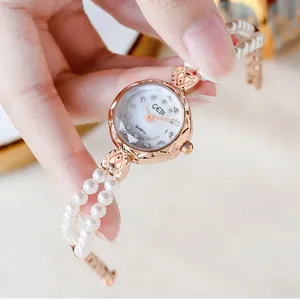 Elegante roségoldene Uhr mit Perlenarmband und Zifferblatt aus Kristallperlmutt