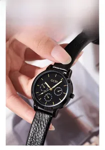Gros plan sur la montre à quartz GEDI pour femme avec bracelet cuir noir et trois sous-cadrans
