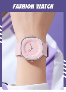 Nahaufnahme einer rosa Silikonuhr am Handgelenk mit quadratischem Zifferblatt