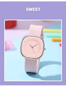 Detailansicht der minimalistischen rosa Damenuhr mit Silikonarmband und Stahlgehäuse