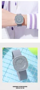 Detailansicht der minimalistischen quadratischen Silikonuhr mit mattgrauem Zifferblatt