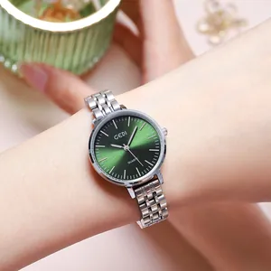 Montre minimaliste en acier argenté pour femme avec cadran vert soleil et mouvement quartz