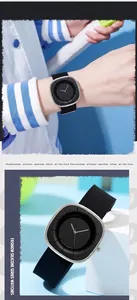 Detail einer quadratischen silbernen Quarzuhr mit flexiblem schwarzem Silikonarmband