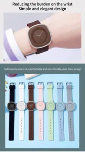 Detail des quadratischen minimalistischen Zifferblatts und Silikonarmbands in verschiedenen Farben