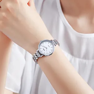 Montre à quartz minimaliste pour femme en acier argenté avec cadran blanc élégant