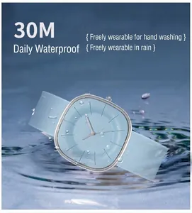 Wasserdichtes Detail der hellblauen quadratischen Uhr im Wasser, 30m Wasserbeständigkeit
