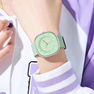 Minimalistische quadratische Quarzuhr mit hellgrünem Silikonarmband am Handgelenk