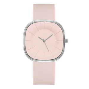 Minimalistische quadratische Silikonuhr in Nudepink mit silberner Metalllünette und Zifferblatt